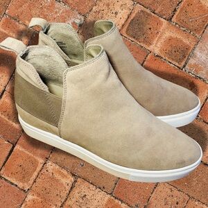 Women’s Steve Madden taupe suede Shane sneakers. VGUC. Size 8.5